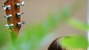 [SD포토] 푸른 나뭇잎 사이로 보이는 주니엘 ‘깜찍’