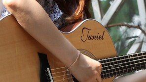 [SD포토] 기타 치는 주니엘 ‘신비로운 매력’