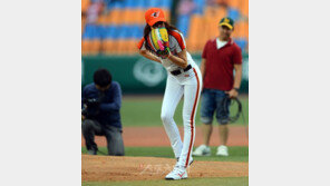 [포토] 한혜진 시구, 섹시한 각선미로 타자 견제중?