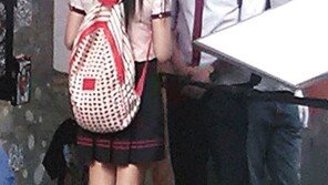 ‘수지 교복 뒤태’ 힐 없이도 늘씬 각선미 자태