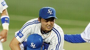 [포토] 업혀나가는 배영수, 큰 부상 아니길…