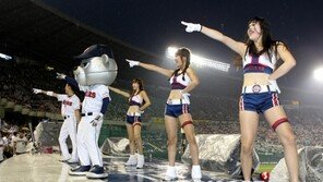 [포토] 비가 와도 응원하는 두산 치어리더, 젖은머리에 섹시미 UP↑