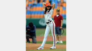 한혜진 섹시 시구, “타자들은 무조건 삼진!”