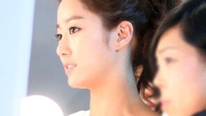 전혜빈, 무보정 광고 촬영 현장 ‘아찔한 쇄골라인’