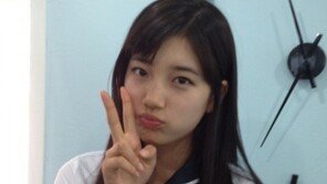수지, 교복 차림으로 수줍은 ‘브이’…男心 흔들