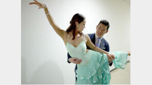 최여진, 파트너와 눈빛 교환 ‘너무 밀착?’