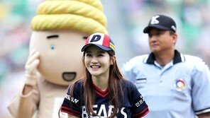 [포토] 강민경, 시구 던지고 깜찍 보조개 웃음 활짝