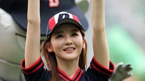 [포토] 강민경, 시구 마친 후 여신미소 ‘후광이 보일 정도…’