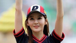 [포토] 강민경, 시구 마친 후 남심 잡는 미소 ‘보조개가 쏙~’