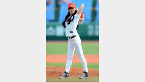 [포토] 정연주 시구, 흰바지로 섹시미 철철~