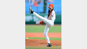 [포토] 정연주, 쭉 뻗은 다리로 섹시 시구