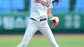 [포토] 정연주, 만족 시구에 폴짝~!