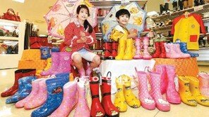 장마에도 신나게… 어린이 용품 인기