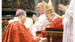 팔리움 받는 염수정 대주교 “교황님, 북한 위해 기도를…”