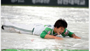 “‘귀한 몸’ 광현아 안돼!” 빗속 슬라이딩에 SK 철렁