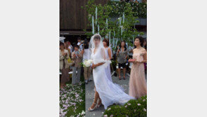 이보영, 신부보다 빛나는 ‘여신 드레스 자태’ 