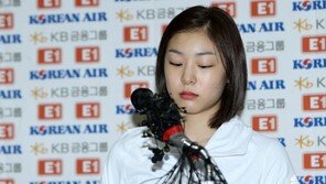 [포토] 마이크 때문에 깜짝 놀란 김연아 ‘인기 실감?’