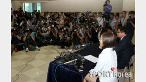 [포토] 김연아를 둘러 싼 취재진들 ‘정말 많네’