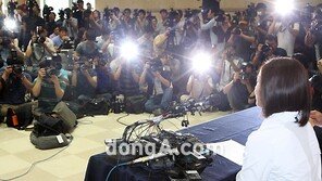 [SD포토] 김연아 긴급 기자회견, 엄청난 카메라 세례 ‘눈도 못 뜰 지경’