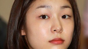 [SD포토] 김연아, ‘무언가 시선에 잡힌 김연아’