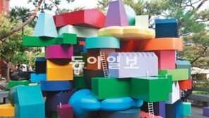 알록달록 튀어나온 ‘도시의 추억’… ‘버티컬 빌리지’전