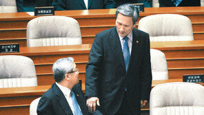 심각한 金외교-金국방