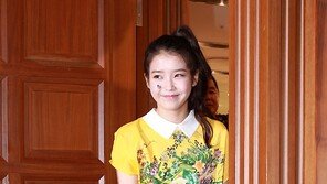 [SD포토] 아이유, ‘꽃미소’ 만발하며 등장
