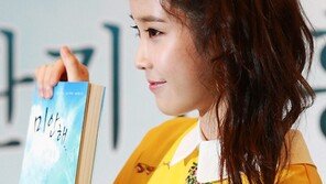 [SD포토] 아이유, 책 들고 앙증맞은 눈웃음 ‘삼촌팬들 난리나~’