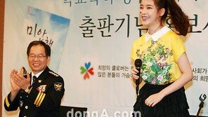 [SD포토] 아이유, 얼굴에 하트 만큼 귀여운 포즈 ‘부끄러워요~’