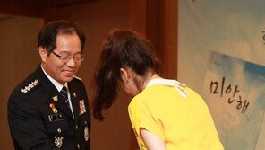 [SD포토] 아이유, ‘90도로 꺾인 허리’ 유연하네~