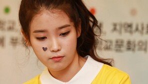 [SD포토] 아이유, 마이크로도 가려질 만한 ‘작은 얼굴’
