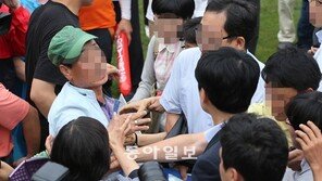 [포토] 이석기 의원, 응원차 방문에 봉변 ‘농민들 뿔났다!’