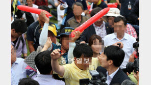 [포토] 뿔난 농민, 이석기 의원에 돌진 ‘나가!’