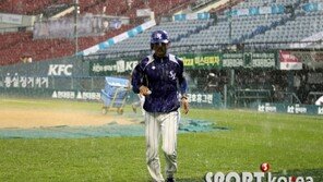 [포토] 강명구, 비 사이로 막가(?)