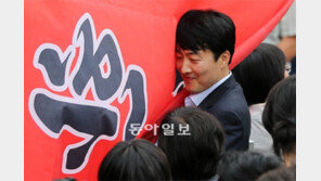 [포토] 가로막힌 이석기 의원, 애써 미소