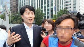 [포토] 지지자에 이끌려 가는 이석기 의원