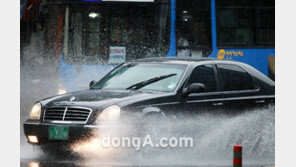 [SD포토] 서울지역 소나기…날씨 탓에 도로 일부 침수