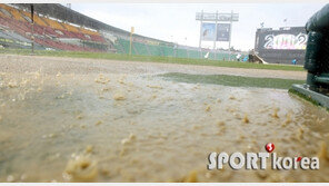 [포토] ‘예측불가 서울날씨’…잠실구장은 지금 물난리 