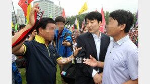 [포토] 이석기 등장하자… “빨갱이 싫다” vs “도우러 왔다”