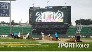 [포토] ‘서울날씨 왜이래?’ 잠실구장, 비 때문에 야구 못하겠네…