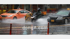 [SD포토] 서울날씨 쏟아지는 비… 오토바이 운전자 ‘다 젖겠네’