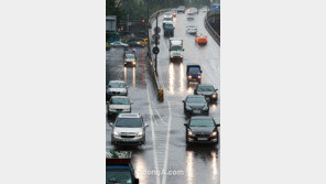 [SD포토] 서울지역, 퍼붓는 소나기에 ‘서행 또 서행’