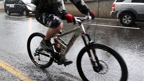 [SD포토] 서울에 내린 소나기…흠뻑 젖은 자전거 운전자