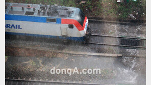 [SD포토] 서울에 퍼붓는 소나기… 기차도 안전 운행