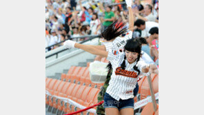 [포토] 치어리더, 윤희상 홈런에 환호의 섹시댄스 