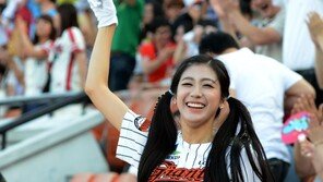 [포토] ‘핫팬츠’ 치어리더, 이효리 뺨치는 ‘눈웃음’ 