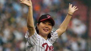 [포토] 여성 최초 프로야구 캐스터 윤영미 아나운서, 시구 현장