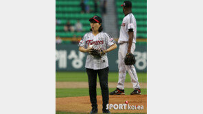 [포토] 윤영미 아나, 처음 하는 시구에 심호흡