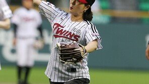 [포토] 윤영미 아나 시구, 방심한 순간 입돌아가…