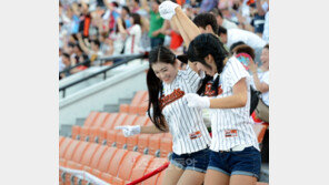 [포토] 핫팬츠의 치어리더들 ‘손 까지 잡고 뛰는 이유는?’